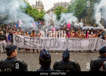 Paris, Frankreich, Große Menschenmenge Junge Leute, Hinter Der Polizeilinie, Demonstrationen, Anti-Homosexuelle Ehe, Universitätsstudenten, Manif Pour Tous, bei der öffentlichen Demonstration, draußen, französische Sorbonne-Universität, rechtsmarsch Stockfoto