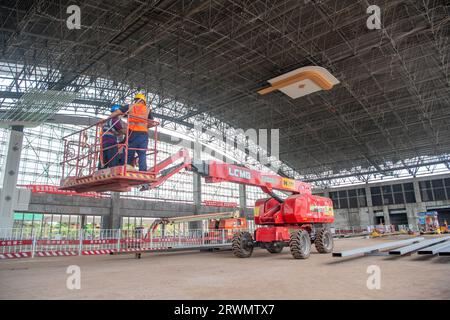 Chongqing. September 2023. Arbeiter sind an Bauarbeiten auf der Baustelle der Yongchuan-Südstation im Abschnitt Sichuan-Chongqing der Hochgeschwindigkeitsbahn Chongqing-Kunming in der südwestchinesischen Gemeinde Chongqing, 20. September 2023, beteiligt. Die 699 Kilometer lange Schnellfahrstrecke Chongqing-Kunming mit einer geplanten Geschwindigkeit von 350 Stundenkilometern ist ein wichtiger Bestandteil des Eisenbahnkorridors, der die chinesische Hauptstadt Peking mit Kunming in der südwestchinesischen Provinz Yunnan verbindet. Quelle: Tang Yi/Xinhua/Alamy Live News Stockfoto