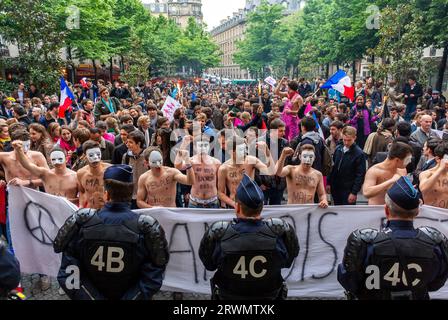 Paris, Frankreich, Große Menschenmenge Junge Leute, Front, Demonstration, Hinter Polizeilinie, Anti-Homosexuelle Ehe, Universitätsstudenten, Manif Pour Tous, bei der öffentlichen Demonstration, draußen, singen Slogans, französische Sorbonne-Universität, rechts märz 2013 Stockfoto