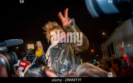 Paris, Frankreich, Portrait, Anführer Der Schwulen Ehe, 'Frigide Barjot', bei der öffentlichen Demonstration, vor dem französischen Fernsehgebäude, Publikumsjournalisten, Fotografen, rechtsmarsch Stockfoto