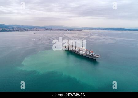 Triest, Italien. September 2023. ANMERKUNG DER REDAKTION: (Bild mit einer Drohne) US-amerikanischer Flugzeugträger USS Gerald R. Ford aus der Luft, die in Italien im Golf von Triest ankert. Die USS Gerald R. Ford ist das größte Kriegsschiff der Welt Credit: SOPA Images Limited/Alamy Live News Stockfoto