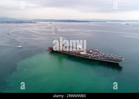 Triest, Italien. September 2023. ANMERKUNG DER REDAKTION: (Bild mit einer Drohne) US-amerikanischer Flugzeugträger USS Gerald R. Ford aus der Luft, die in Italien im Golf von Triest ankert. Die USS Gerald R. Ford ist das größte Kriegsschiff der Welt Credit: SOPA Images Limited/Alamy Live News Stockfoto