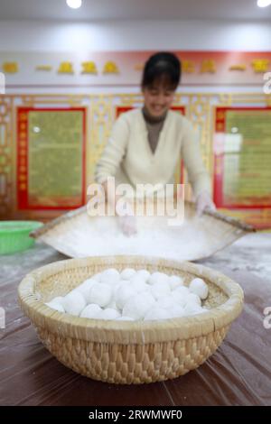 LUANNAN COUNTY, China - 11. Februar 2022: Die Menschen machen Tangyuan, eine traditionelle chinesische Delikatesse in Nordchina Stockfoto