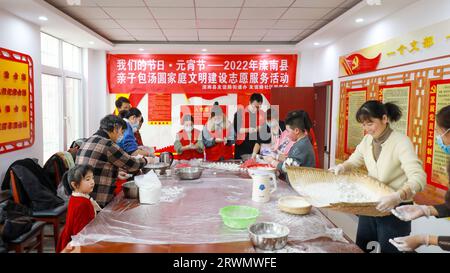 LUANNAN COUNTY, China - 11. Februar 2022: Die Menschen machen Tangyuan, eine traditionelle chinesische Delikatesse in Nordchina Stockfoto
