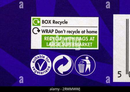 Recycling-Informationen auf der Packung Cadbury Crunchie Blast Eiscreme – Entsorgung Recycling Recycling Logo-Symbol Stockfoto