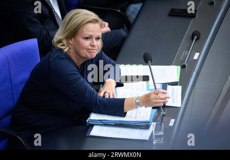 20. September 2023, Berlin: Nancy Faeser (SPD), Bundesministerin für Inneres und Inneres, sitzt während der Regierungsverhöre im Plenum des Deutschen Bundestages. Die Hauptthemen der 121. Tagung der 20. Legislaturperiode sind neben der Vernehmung von Innenminister Faeser und Bildungsminister stark-Watzinger durch die Regierung eine aktuelle Stunde über das Erdbeben in Marokko und die Flutkatastrophe in Libyen. eine Debatte über den Jahrestag der Dissidenten-Protestbewegung im Iran und die erste Lesung des Gesetzes zur Ausweitung der administrativen Digitalisierung. Foto: Bern Stockfoto