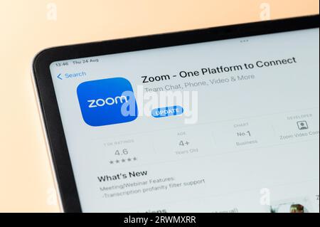 New York, USA – 24. August 2023: Zoom-App im Apple Store auf dem ipad Tablet-Bildschirm Nahansicht Stockfoto