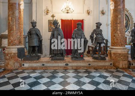 Statuen von König Albrecht II., Kaiser Friedrich III., Markgraf Leopold III. Und Graf Albrecht IV. In der Hofkirche - Innsbruck, Österreich Stockfoto