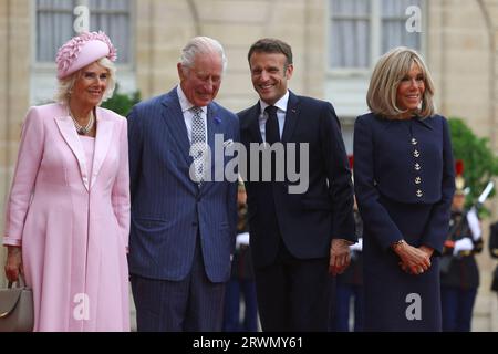 König Karl III. Und Königin Camilla (links) stehen mit dem französischen Präsidenten Emmanuel Macron und seiner Frau Brigitte im Pariser Elysee-Palast, als sie während des Staatsbesuchs in Frankreich zu einem bilateralen Treffen ankommen. Bilddatum: Mittwoch, 20. September 2023. Stockfoto