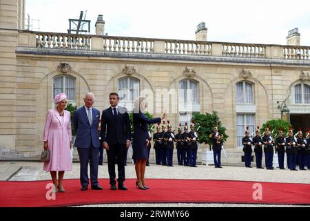 König Karl III. Und Königin Camilla (links) stehen mit dem französischen Präsidenten Emmanuel Macron und seiner Frau Brigitte im Pariser Elysee-Palast, als sie während des Staatsbesuchs in Frankreich zu einem bilateralen Treffen ankommen. Bilddatum: Mittwoch, 20. September 2023. Stockfoto