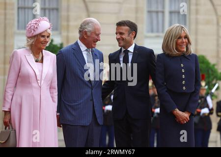 König Karl III. Und Königin Camilla (links) stehen mit dem französischen Präsidenten Emmanuel Macron und seiner Frau Brigitte im Pariser Elysee-Palast, als sie während des Staatsbesuchs in Frankreich zu einem bilateralen Treffen ankommen. Bilddatum: Mittwoch, 20. September 2023. Stockfoto