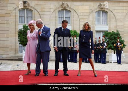 König Karl III. Und Königin Camilla (links) stehen mit dem französischen Präsidenten Emmanuel Macron und seiner Frau Brigitte im Pariser Elysee-Palast, als sie während des Staatsbesuchs in Frankreich zu einem bilateralen Treffen ankommen. Bilddatum: Mittwoch, 20. September 2023. Stockfoto