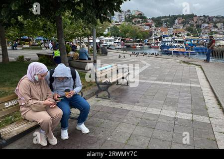 Istanbul, Türkei. 27. Mai 2021. Die Einheimischen verbringen Zeit auf dem Bosporus-Damm im Dorf Sariyer in Istanbul. (Foto: Oleksii Chumachenko/SOPA Images/SIPA USA) Credit: SIPA USA/Alamy Live News Stockfoto