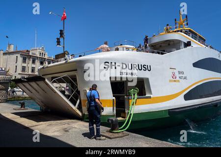 Istanbul, Türkei. 25. Mai 2021. Die Fähre legt am Pier im Stadtteil Karakoy in Istanbul an. (Foto: Oleksii Chumachenko/SOPA Images/SIPA USA) Credit: SIPA USA/Alamy Live News Stockfoto