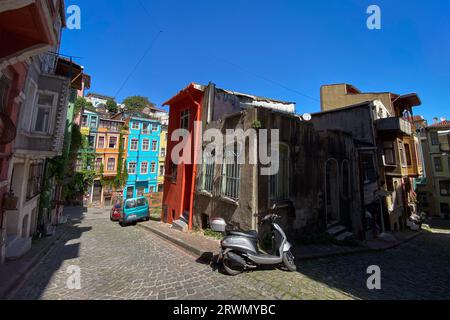 Istanbul, Türkei. 25. Mai 2021. Berühmte farbige Häuser auf Kiremit CADESI im Balat-Viertel - traditionelles jüdisches Viertel im Fatih-Viertel von Istanbul. (Foto: Oleksii Chumachenko/SOPA Images/SIPA USA) Credit: SIPA USA/Alamy Live News Stockfoto