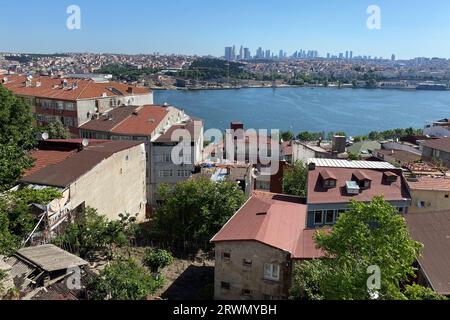 Istanbul, Türkei. 25. Mai 2021. Blick auf das Fener-Viertel und den Goldenen Horn-Wasserweg in Istanbul. Quelle: SOPA Images Limited/Alamy Live News Stockfoto