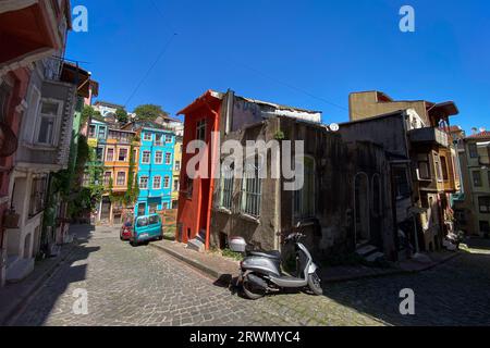 Istanbul, Türkei. 25. Mai 2021. Berühmte farbige Häuser auf Kiremit CADESI im Balat-Viertel - traditionelles jüdisches Viertel im Fatih-Viertel von Istanbul. Quelle: SOPA Images Limited/Alamy Live News Stockfoto