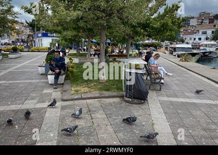 Istanbul, Türkei. 27. Mai 2021. Die Einheimischen verbringen Zeit auf dem Bosporus-Damm im Dorf Sariyer in Istanbul. (Foto: Oleksii Chumachenko/SOPA Images/SIPA USA) Credit: SIPA USA/Alamy Live News Stockfoto