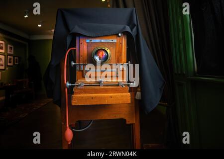 Antike Holzkamera auf einem Stativ mit dunklem Tuch im Tiroler Volkskunstmuseum - Innsbruck, Österreich Stockfoto