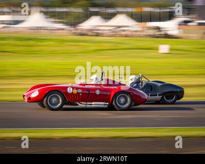 Maserati 300S-Rennen im Sussex Trophy-Rennen im Goodwood Revival, West Sussex UK Stockfoto