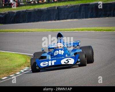 Sir Jackie Stewart fuhr den Tyrrell F1 Rennwagen beim Goodwood Revival, West Sussex UK 2023 Stockfoto