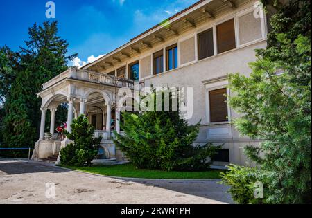 BUKAREST, RUMÄNIEN - 13. SEPTEMBER 2022: Außenansicht des Ceausescu Palace Spring Palace. Stockfoto