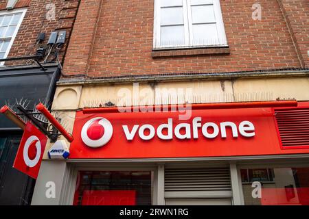 Windsor, Berkshire, Großbritannien. September 2023. Ein Vodafone-Geschäft in Windsor, Berkshire. Die Anzeigen sind in den Fenstern der Mobiltelefonläden in Windsor vor der Veröffentlichung des iPhone 15 Ende des Monats. Kredit: Maureen McLean/Alamy Stockfoto