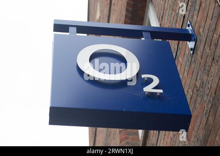 Windsor, Berkshire, Großbritannien. September 2023. Ein O2-Geschäft in Windsor, Berkshire. Die Anzeigen sind in den Fenstern der Mobiltelefonläden in Windsor vor der Veröffentlichung des iPhone 15 Ende des Monats. Kredit: Maureen McLean/Alamy Stockfoto