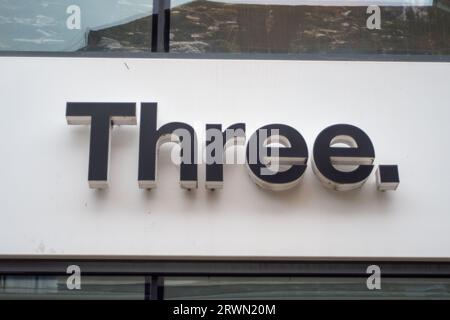 Windsor, Berkshire, Großbritannien. September 2023. Ein drei-Sterne-Geschäft in Windsor, Berkshire. Die Anzeigen sind in den Fenstern der Mobiltelefonläden in Windsor vor der Veröffentlichung des iPhone 15 Ende des Monats. Kredit: Maureen McLean/Alamy Stockfoto