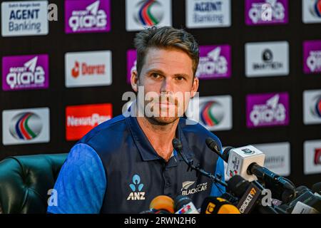 Dhaka, Bangladesch. September 2023. Der neuseeländische Kapitän Lockie Ferguson nimmt an einer Pressekonferenz im Sher-E-Bangla National Cricket Stadium in Dhaka Teil, bevor es ihr erstes eintägiges internationales (ODI) Cricket-Spiel gegen Bangladesch gibt. Quelle: SOPA Images Limited/Alamy Live News Stockfoto