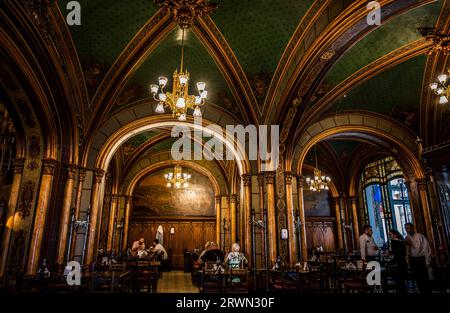 BUKAREST, RUMÄNIEN - SEPTEMBER 2022: CARU' cu bere, Inneneinrichtung eines der ältesten Restaurants -1879 Stockfoto