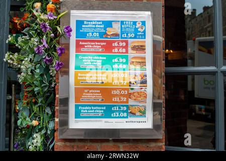 Windsor, Berkshire, Großbritannien. September 2023. Werbung für Speisen und Getränke vor dem Wetherspoon King and Castle Pub gegenüber von Windsor Castle in Berkshire. Kredit: Maureen McLean/Alamy Stockfoto