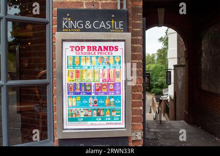 Windsor, Berkshire, Großbritannien. September 2023. Werbung für Speisen und Getränke vor dem Wetherspoon King and Castle Pub gegenüber von Windsor Castle in Berkshire. Kredit: Maureen McLean/Alamy Stockfoto