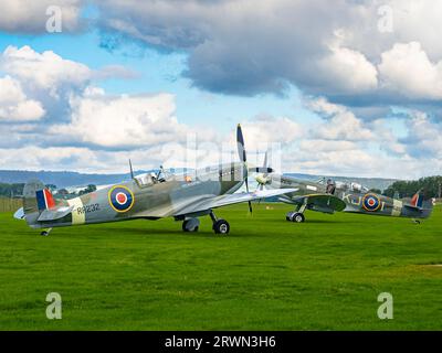 Supermarine Spitfire HF.IXC „RR232“ „City of Exeter“ und SUPERMARINE SPITFIRE Mark IX SM520 ZWEISITZER-KAMPFTRAINER bei Goodwood (RAF Westhampnett) Stockfoto