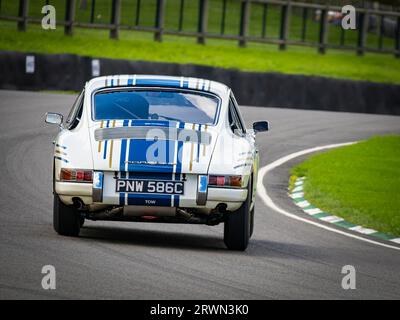 Porsche 911 Oldtimer-Test auf Goodwood Motor Racing Circuit, West Sussex UK 2023 Stockfoto