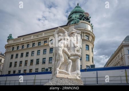 Tor der Gewalt Skulptur Teil der Gedenkstätte gegen Krieg und Faschismus von Alfred Hrdlicka am Albertinaplatz - Wien, Österreich Stockfoto