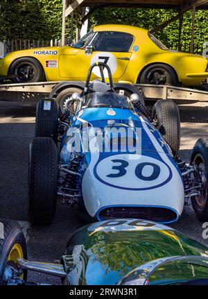 Rennwagen im Fahrerlager während der Tests auf der Goodwood Motor Racing Circuit, West Sussex UK 2023 Stockfoto