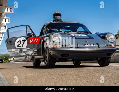 Porsche 911 Oldtimer-Test auf Goodwood Motor Racing Circuit, West Sussex UK 2023 Stockfoto