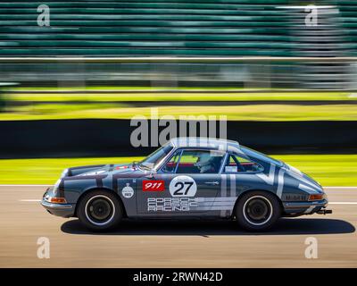 Porsche 911 Oldtimer-Test auf Goodwood Motor Racing Circuit, West Sussex UK 2023 Stockfoto