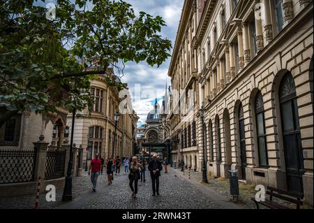 BUKAREST, RUMÄNIEN - 13. SEPTEMBER 2022: Stavropoleos Street in der Innenstadt von Bukarest Stockfoto