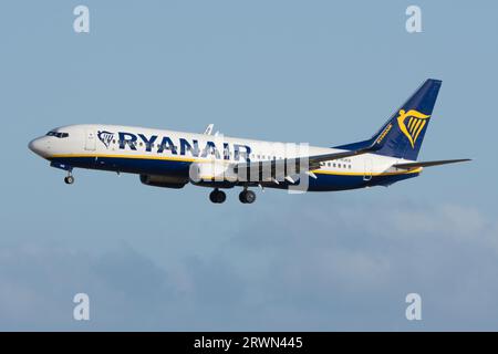 Gando, aeropuerto de Gran Canaria. Avión de Línea de la aerolínea de bajo coste Ryanair aterrizando Stockfoto