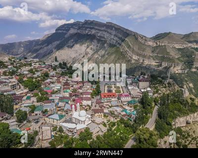 Die malerische Stadt Gunib in der Republik Dagestan (Russland) mit den grünen Wäldern und den malerischen Bergen im Hintergrund. Stockfoto