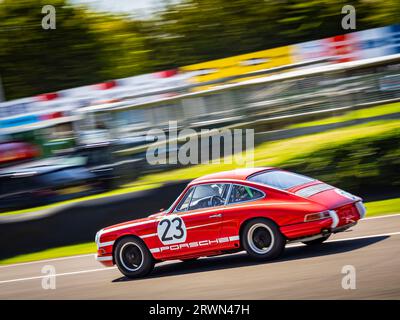 Porsche 911 Oldtimer-Test auf Goodwood Motor Racing Circuit, West Sussex UK 2023 Stockfoto