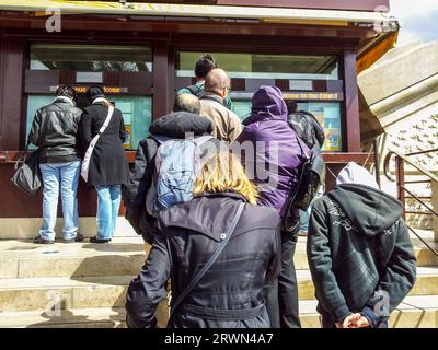 Ticketschalter am Eiffelturm mit Warteschlangen Stockfoto