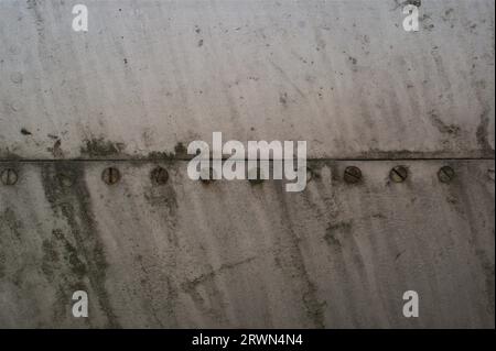 Fugenfuge aus Metallplatte des Rumpfes. Fragment eines alten Flugzeugrumpfes. Stockfoto