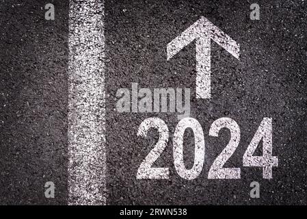 Anweisung 2024 auf Asphaltstraßenhintergrund, Illustration des Geschäftsziels für das neue Jahr Stockfoto