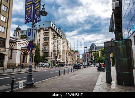 BUKAREST, RUMÄNIEN - 13. SEPTEMBER 2022: Calea Victoriei Street. Biserica Zlatari, orthodoxe Kirche Stockfoto