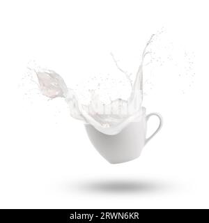 Milchwelle spritzt aus der Tasse, isoliert auf weißem Hintergrund. Stockfoto