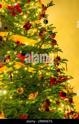 Wunderschön geschmückter beleuchteter weihnachtsbaum am Weihnachtsabend. Stockfoto