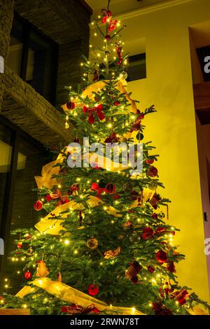 Wunderschön geschmückter beleuchteter weihnachtsbaum am Weihnachtsabend. Stockfoto